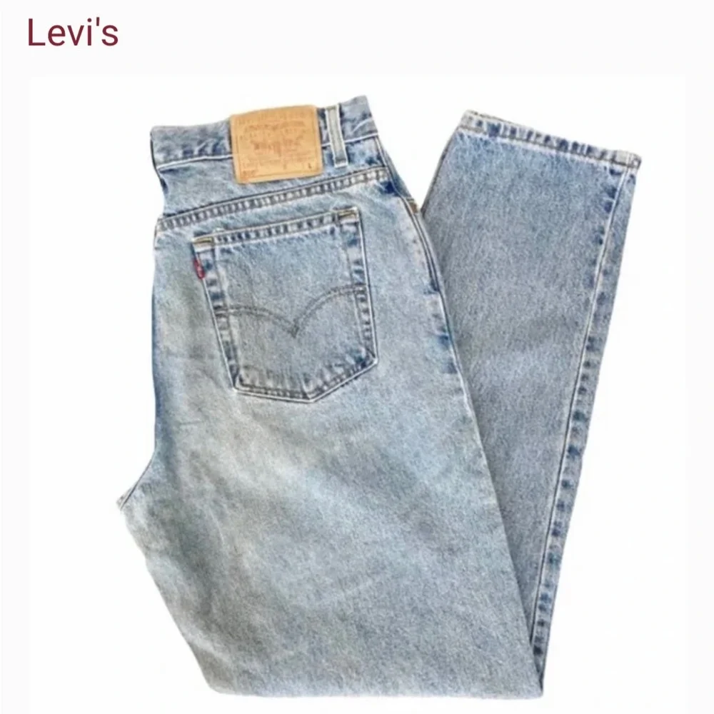 - Vintage Levis mom jeans high waist.